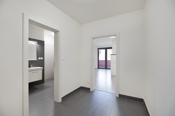 chodba, koupelna, obývací pokoj s kuchyní - Prodej bytu 2+kk v osobním vlastnictví 68 m², Čeladná