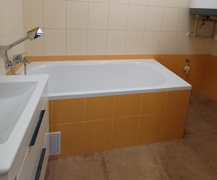 V koupelně je vana, ohřev vody zajišťuje bojler - Pronájem bytu 2+kk v osobním vlastnictví 58 m², Sedlčany