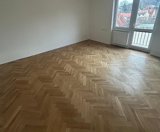 Z pokoje je vstup na balkón, kde lze pěstovat květiny nebo bylinky - Pronájem bytu 2+kk v osobním vlastnictví 58 m², Sedlčany