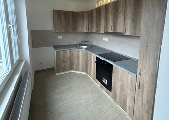 Celkový pohled na útulnou kuchyni - Pronájem bytu 2+kk v osobním vlastnictví 58 m², Sedlčany