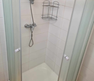 V koupelně je sprchový kout - Pronájem bytu 2+kk v osobním vlastnictví 32 m², Sedlčany