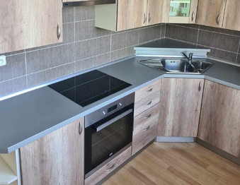 Pohled na kuchyňskou linku se spotřebiči - Pronájem bytu 2+kk v osobním vlastnictví 32 m², Sedlčany 
