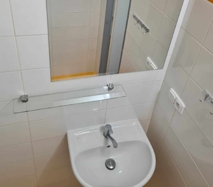 Nad umyvadlem je veliké zrcadlo - Pronájem bytu 2+kk v osobním vlastnictví 32 m², Sedlčany