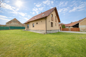 boční pohled na dům - Prodej domu 190 m², Všestary
