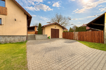 pohled na dílnu - garáž - Prodej domu 190 m², Všestary