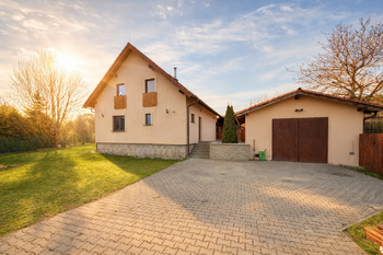 pohled od brány - Prodej domu 190 m², Všestary