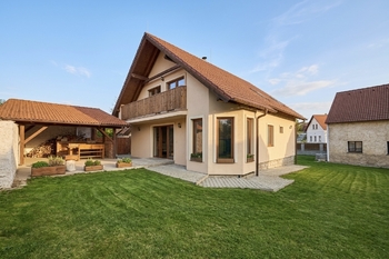 pohled ze zahrady - Prodej domu 190 m², Všestary 