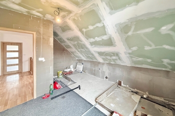 koupelna v podkroví - k dodělání - Prodej domu 190 m², Všestary