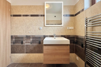koupelna - Prodej domu 190 m², Všestary