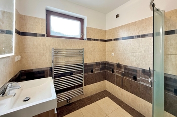 koupelna - Prodej domu 190 m², Všestary