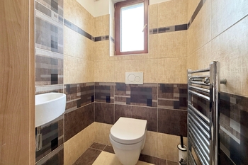 toaleta - Prodej domu 190 m², Všestary