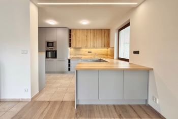 kuchyně - Prodej domu 190 m², Všestary