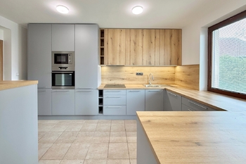 kuchyně - Prodej domu 190 m², Všestary