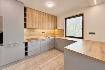 kuchyně - Prodej domu 190 m², Všestary