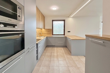 kuchyně - Prodej domu 190 m², Všestary