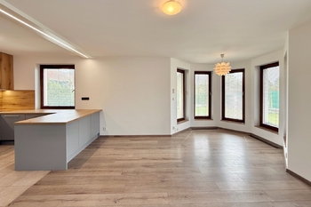 obývací pokoj - Prodej domu 190 m², Všestary