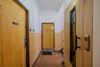 chodba a vstupní dveře - Prodej bytu 2+1 v družstevním vlastnictví 52 m², Semily