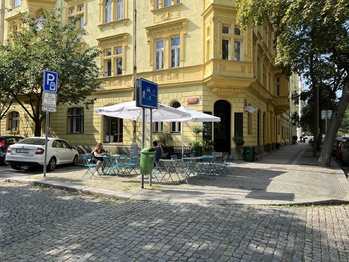 okolí bytu - Prodej bytu 2+kk v osobním vlastnictví 46 m², Praha 8 - Karlín