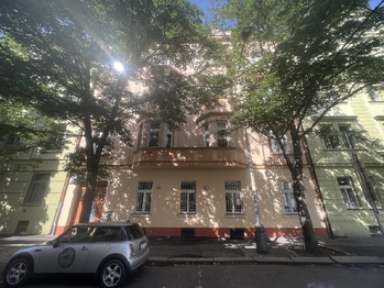 pohled na dům z ulice - Prodej bytu 2+kk v osobním vlastnictví 52 m², Praha 8 - Karlín