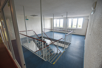 Centrální schodiště - Pronájem bytu 1+kk v osobním vlastnictví 36 m², Praha 9 - Letňany
