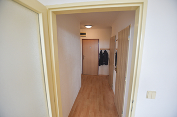 Pohled do chodby - Pronájem bytu 1+kk v osobním vlastnictví 36 m², Praha 9 - Letňany