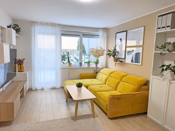 Obývací pokoj se vstupem na terasu a zahradu, jídelní a kuchyňský kout.  - Pronájem bytu 2+kk v osobním vlastnictví 52 m², Praha 9 - Hostavice