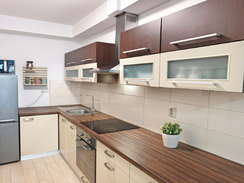 Obývací pokoj se vstupem na terasu a zahradu, jídelní a kuchyňský kout.  - Pronájem bytu 2+kk v osobním vlastnictví 52 m², Praha 9 - Hostavice