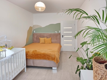 Prostorná samostatná ložnice s okny do zahrady.  - Pronájem bytu 2+kk v osobním vlastnictví 52 m², Praha 9 - Hostavice