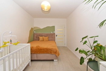 Prostorná samostatná ložnice s okny do zahrady.  - Pronájem bytu 2+kk v osobním vlastnictví 52 m², Praha 9 - Hostavice