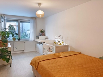 Prostorná samostatná ložnice s okny do zahrady.  - Pronájem bytu 2+kk v osobním vlastnictví 52 m², Praha 9 - Hostavice