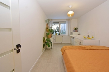 Prostorná samostatná ložnice s okny do zahrady.  - Pronájem bytu 2+kk v osobním vlastnictví 52 m², Praha 9 - Hostavice