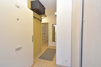 Vstupní chodba s 2x vestavěnou šatní skříní a samostatnou prostornou šatnou.  - Pronájem bytu 2+kk v osobním vlastnictví 52 m², Praha 9 - Hostavice