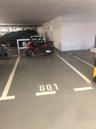 Parkovací stání v garážích. - Pronájem bytu 2+kk v osobním vlastnictví 52 m², Praha 9 - Hostavice