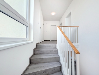 Pronájem domu 146 m², Praha 8 - Březiněves