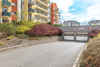 Vjezd do garáží. - Prodej bytu 2+kk v osobním vlastnictví 47 m², Praha 9 - Letňany
