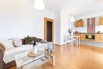 Kuchyně + obývací pokoj. - Prodej bytu 2+kk v osobním vlastnictví 47 m², Praha 9 - Letňany