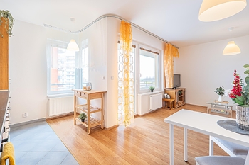 Obývací pokoj. - Prodej bytu 2+kk v osobním vlastnictví 47 m², Praha 9 - Letňany