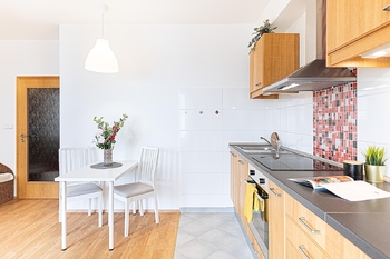 Kuchyně. - Prodej bytu 2+kk v osobním vlastnictví 47 m², Praha 9 - Letňany