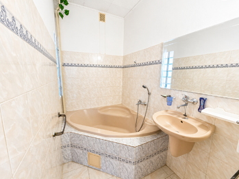 přízemí koupelna - Prodej domu 180 m², Trmice