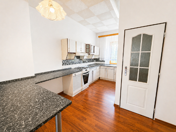 přízemí kuchyň - Prodej domu 180 m², Trmice