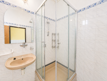 první patro koupelna - Prodej domu 180 m², Trmice