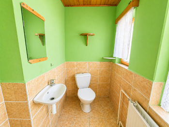 mezipatro - wc - Prodej domu 180 m², Trmice