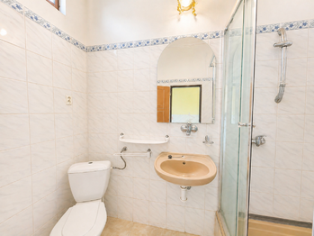 první patro koupelna - Prodej domu 180 m², Trmice