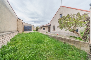 garáž - Prodej domu 73 m², Pchery