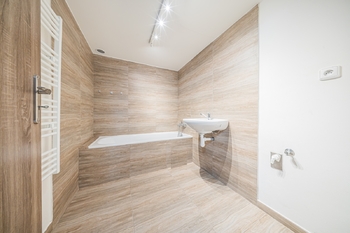 koupelna s vanou - Prodej domu 73 m², Pchery