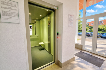 výtah - Pronájem bytu 3+1 v osobním vlastnictví 73 m², Praha 8 - Kobylisy