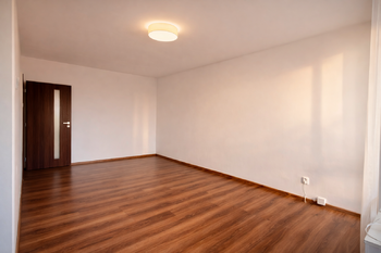 Obývací pokoj - Pronájem bytu 3+1 v osobním vlastnictví 73 m², Praha 8 - Kobylisy