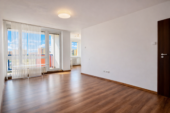 Obývací pokoj - Pronájem bytu 3+1 v osobním vlastnictví 73 m², Praha 8 - Kobylisy