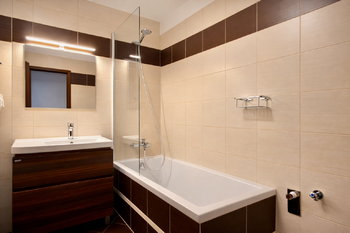 Koupelna - Pronájem bytu 3+1 v osobním vlastnictví 73 m², Praha 8 - Kobylisy