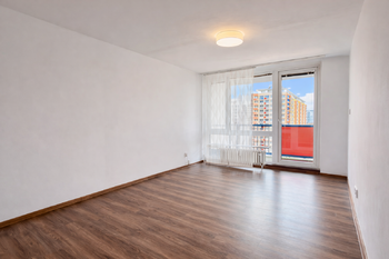 Obývací pokoj - Pronájem bytu 3+1 v osobním vlastnictví 73 m², Praha 8 - Kobylisy